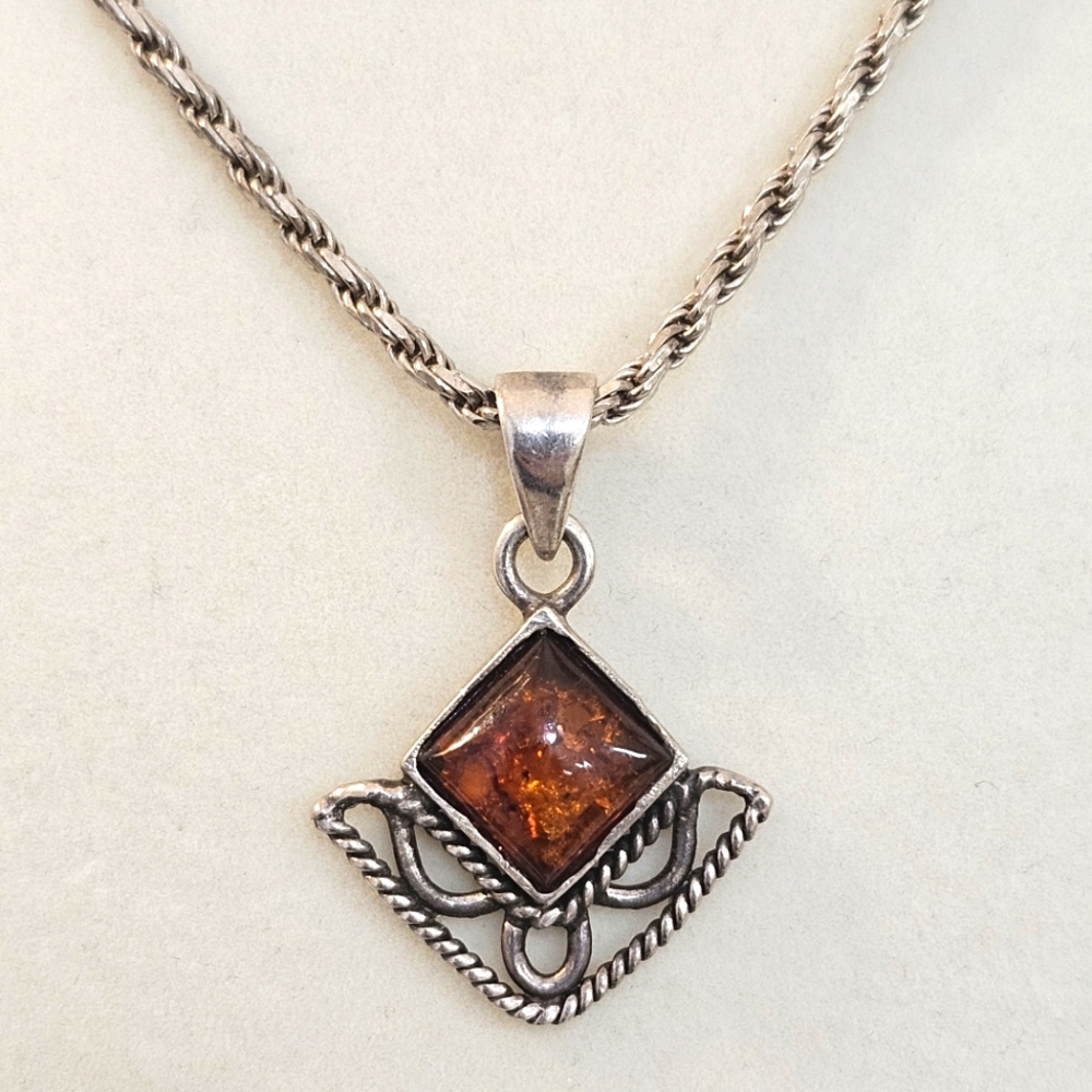 Amber Sterling Silver Rope Detail Pendant & 925 Italy 16" Rope Chain